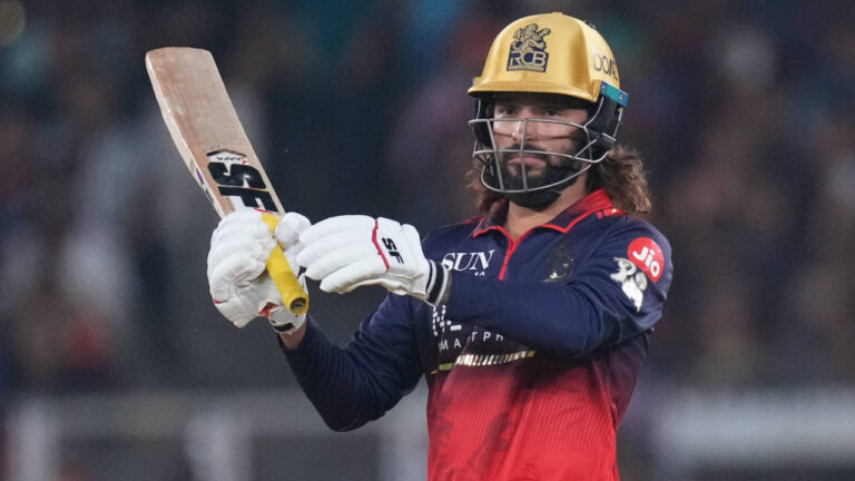 SRH Opt to Bat Against RCB in Crucial IPL 2026 Clash | Patidar Returns, Bethell Out