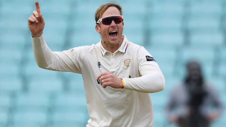 Harmer, Bennett turn the screw as Leicestershire struggle against Essex