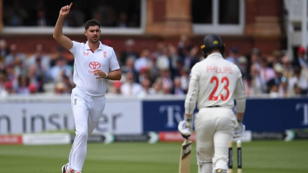 Robinson five-for on comeback as New Zealand rolled for 113