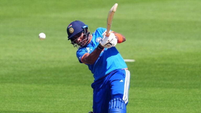India opt to bat against Pakistan and pick Fulmali over Bhatia in World Cup Opener