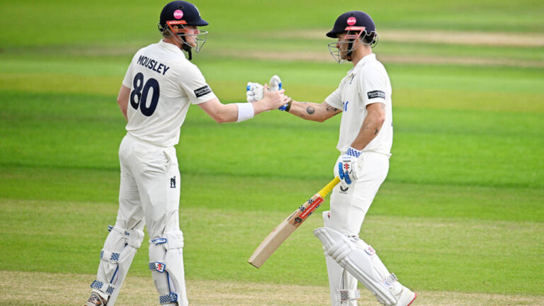 Warwickshire’s batting finds form to leave Somerset up against it on Day Two